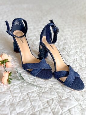 JustFab Kasia Heeled Sandal Denim Daisy Embroidered Block Heel Sandals Size 8.5